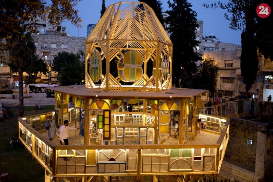 Ilustračný obrázok k článku KURIOZITA DŇA: Umelec zbieral okenné rámy, inštalácia láka pohľady okoloidúcich