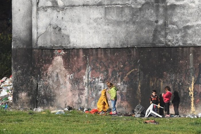 Ilustračný obrázok k článku Deti na Luníku IX utýrali psa. Hádzali doňho kamene, napokon skonal