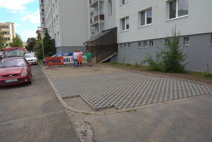 Ilustračný obrázok k článku Na Nábreží pribudnú nové parkovacie miesta: Potešia sa obyvatelia tejto ulice