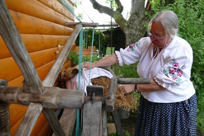 Ilustračný obrázok k článku Tkáčka Otília (72) zo Strečna: Nevyhadzovalo sa ako teraz, keď sú plné kontajnery nových handier!