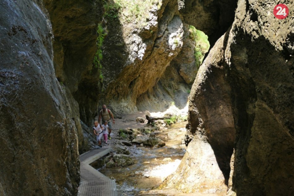Ilustračný obrázok k článku TIP na výlet v horúcich dňoch: Jánošikove diery nič neprekoná! FOTO