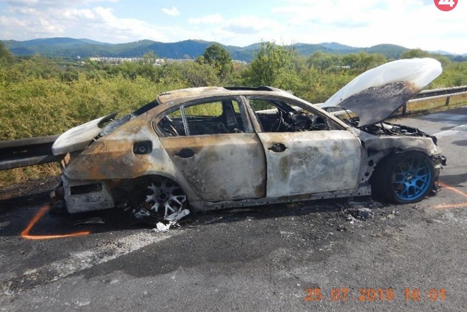 Ilustračný obrázok k článku Dráma na rýchlostnej ceste: Auto po náraze do zvodidiel zhorelo do tla, FOTO