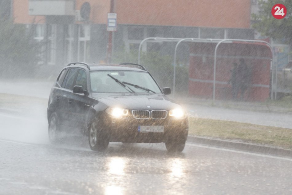 Ilustračný obrázok k článku Silný vetrisko, lejak a aj krúpy: Takmer celé Slovensko dnes potrápia BÚRKY!
