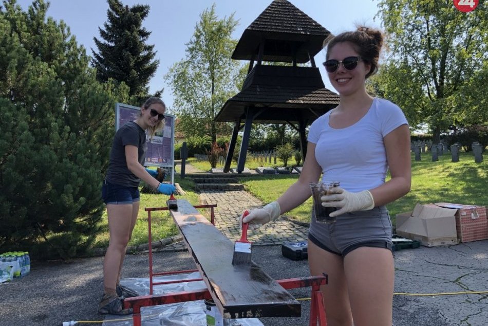 Ilustračný obrázok k článku Dobrovoľníci v Zborove spojili sily: Prečo sa do obnovy cintorína zapojili aj Nemci? FOTO