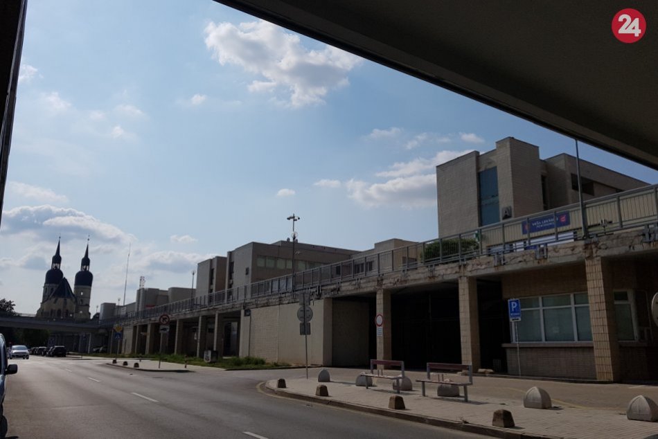 Ilustračný obrázok k článku Betónová lávka pri poliklinike sa zazelená: Práce sa už začali