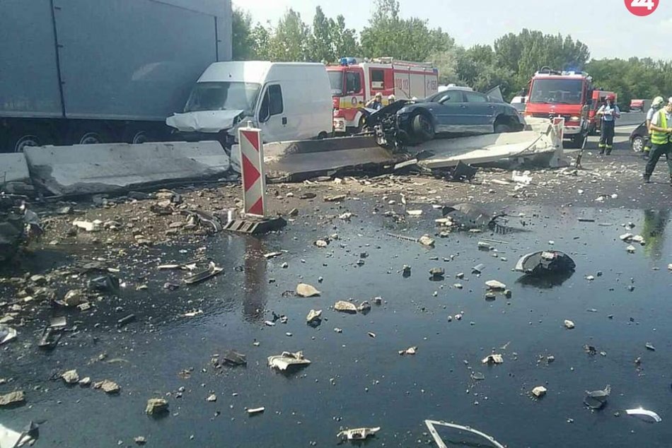 Ilustračný obrázok k článku Pri nehode na D1 traja zranení: Ženu previezli letecky do Trenčína, FOTO