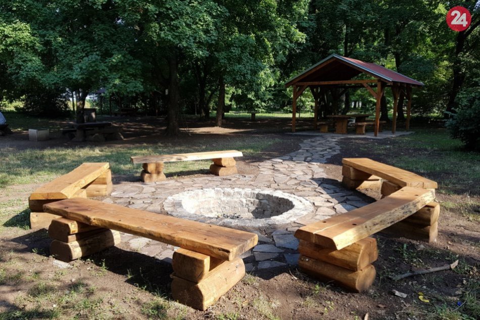 Ilustračný obrázok k článku Kam na opekačku? V Kamenáči pribudlo nové ohnisko