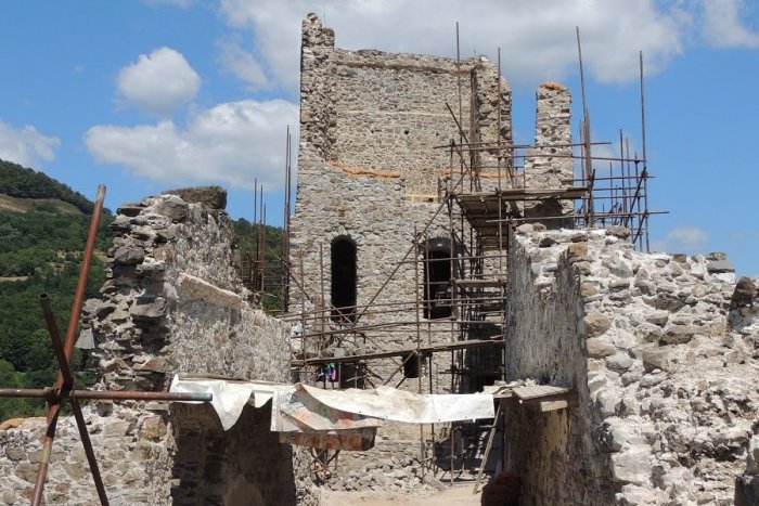 Ilustračný obrázok k článku Originálny program s deťmi na skok od Žiaru: Prekážkové preteky v ruinách hradu