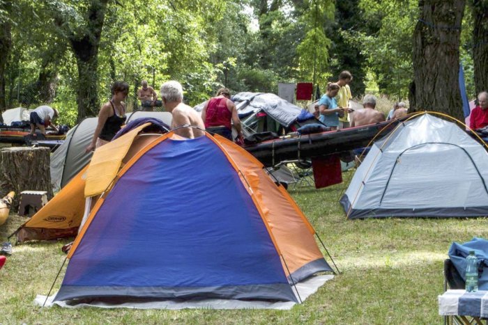 Ilustračný obrázok k článku TIP na prázdninové dobrodružstvo: Kam zobrať deti na stanovačku v Nitrianskom kraji?