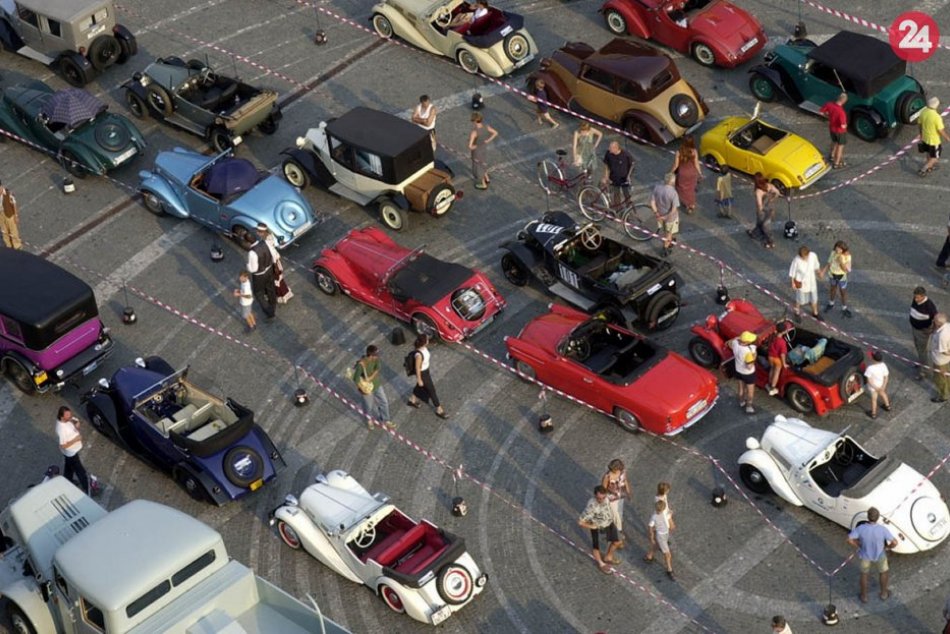 Ilustračný obrázok k článku To je krása: Námestie už cez dve desaťročia pravidelne skrášľujú rovnaké autá, FOTO