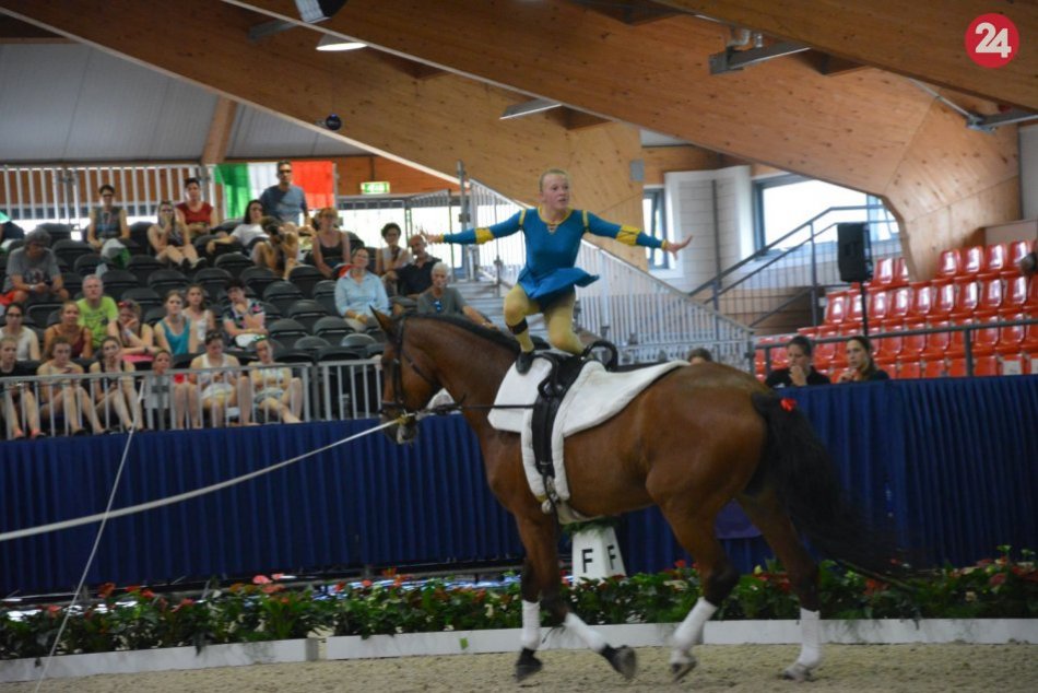 Ilustračný obrázok k článku Ema a Wilma G spod Tatier: Na majstrovstvách sveta vo voltiži bodovali v 40 stupňových horúčavách