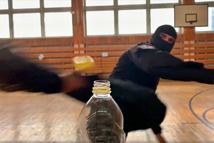 Ilustračný obrázok k článku Bottle Cap Challenge pobláznil svet: Do celosvetovej výzvy sa zapojila aj polícia