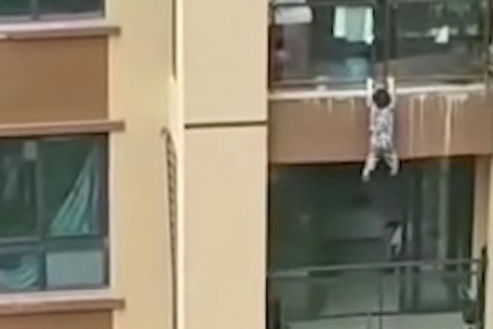 Ilustračný obrázok k článku Neuveriteľné: Trojročné dieťa prežilo pád z šiesteho poschodia, VIDEO