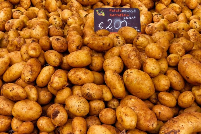 Ilustračný obrázok k článku Nechutné! Žena sa vymočila na zemiaky v supermarkete