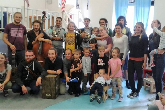 Ilustračný obrázok k článku Zážitky prešovskej skupiny Akustika: Po zmene plánu odohrala koncert v škôlke, FOTO