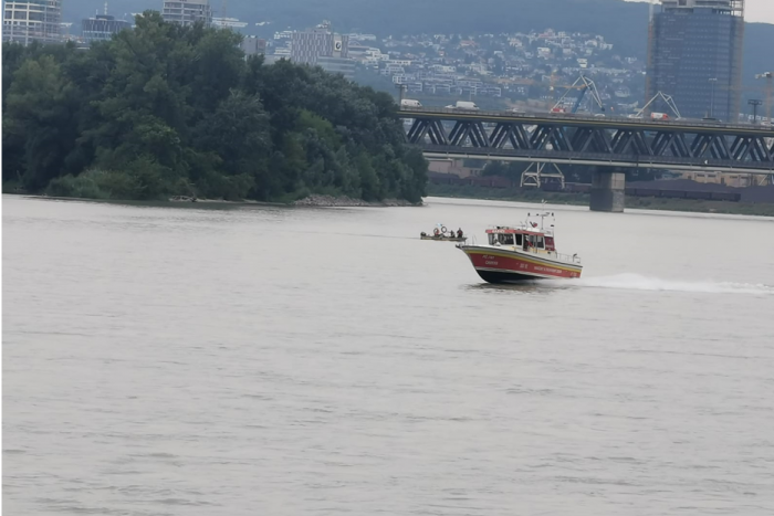 Ilustračný obrázok k článku Bratislavskí policajti a hasiči pátrajú po osobe, ktorá mala skočiť do Dunaja