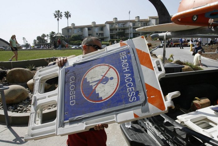 Ilustračný obrázok k článku Časť útesu v Kalifornii sa zrútila na pláž plnú ľudí: Hlásia obete