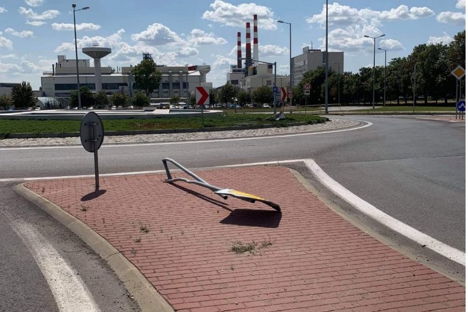 Ilustračný obrázok k článku Zdemoloval značky a ostal stáť v strede kruhového objazdu: Nafúkal 3,5 promile