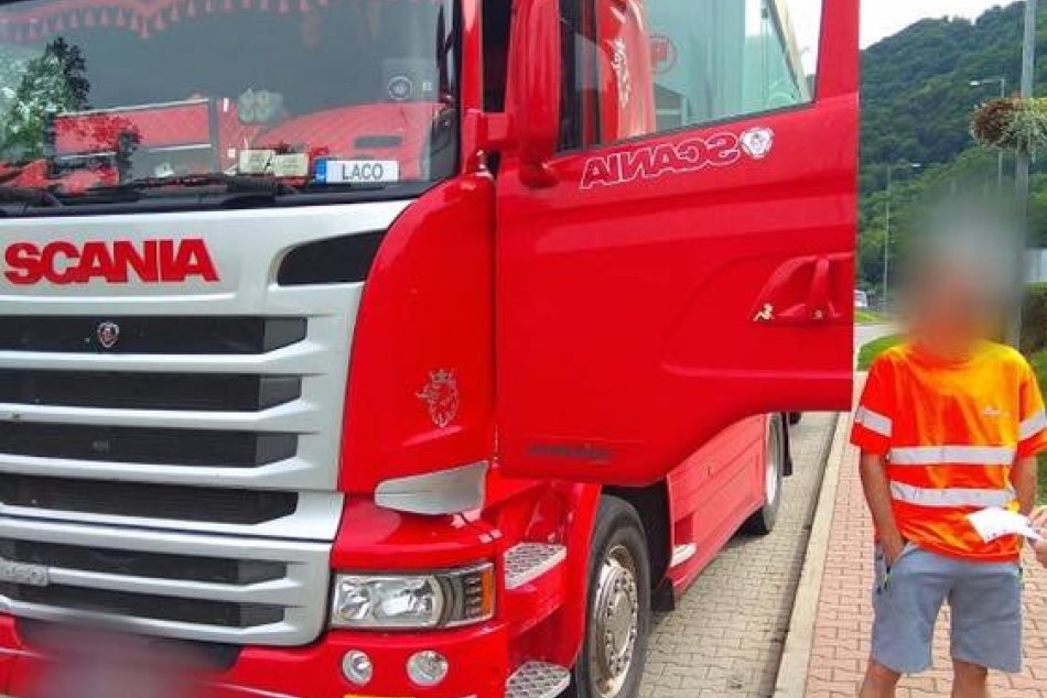 Ilustračný obrázok k článku Policajti pri Žiari neverili vlastným očiam: Kamionista sa rútil hlava-nehlava! FOTO