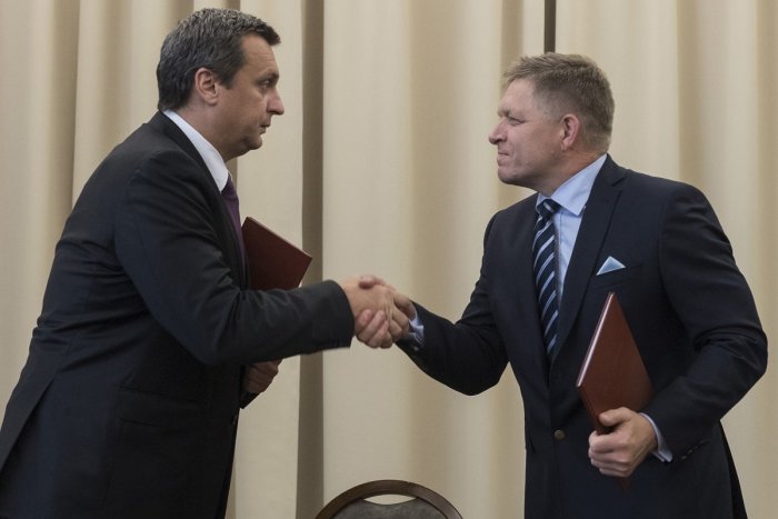 Ilustračný obrázok k článku Na výstavbu stožiara pred parlamentom prichádzajú dary: Z vlastného dal aj Fico