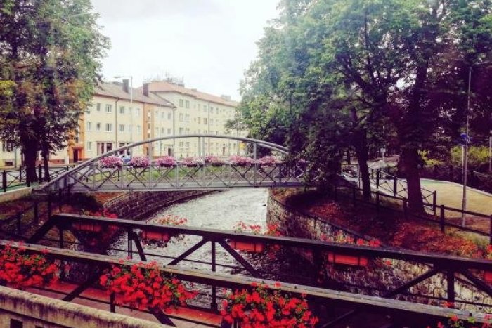 Ilustračný obrázok k článku Miznutie kvetinovej výzdoby na cyklo lávkach v Poprade: Polícia prijala opatrenia na odhalenie páchateľov