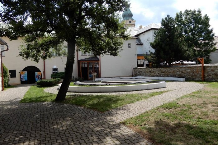 Ilustračný obrázok k článku Záhrada mestského múzea: Cez leto sa mení na kinosálu i tančiareň