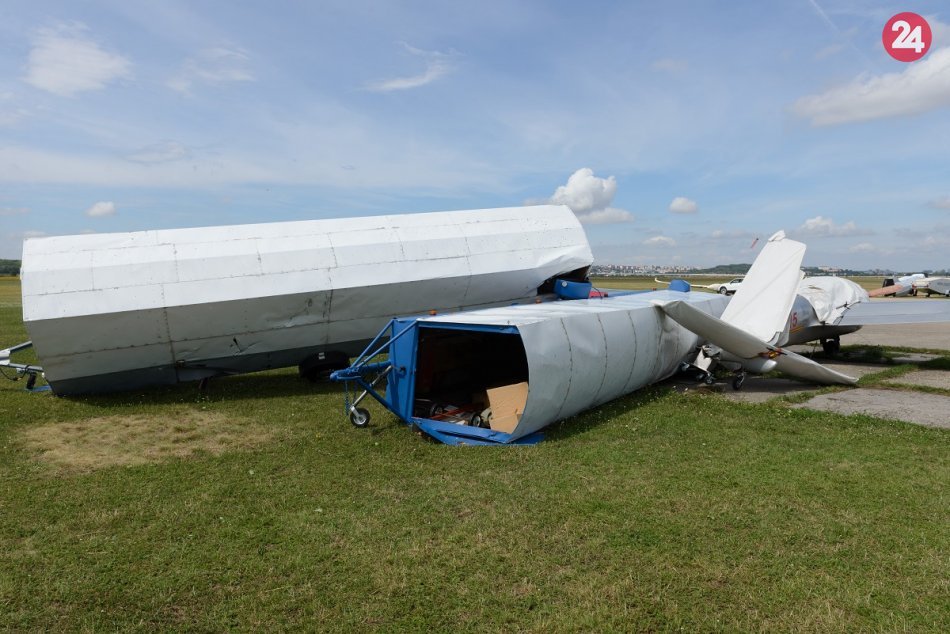 Ilustračný obrázok k článku Nočná smršť: V Nitre fúkalo rýchlosťou 110 km/h, na letisku ostala spúšť, FOTO