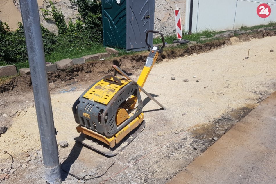 Ilustračný obrázok k článku V Poprade opravujú viaceré chodníky: Vyčlenili na to takmer 200 000 eur