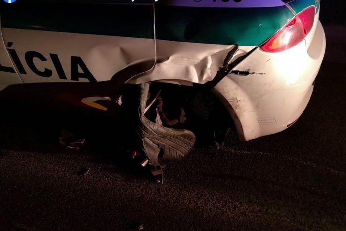 Ilustračný obrázok k článku Vodič narazil do policajného auta, namerali mu takmer dve promile, FOTO