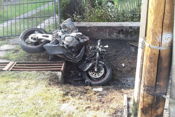 Ilustračný obrázok k článku V Očovej havaroval motorkár: Stroj začal po náraze horieť