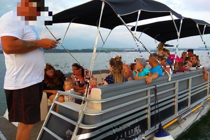 Ilustračný obrázok k článku Zásah policajtov na Liptovskej Mare: Nelegálna výletná loďka mohla potopiť rodiny s deťmi