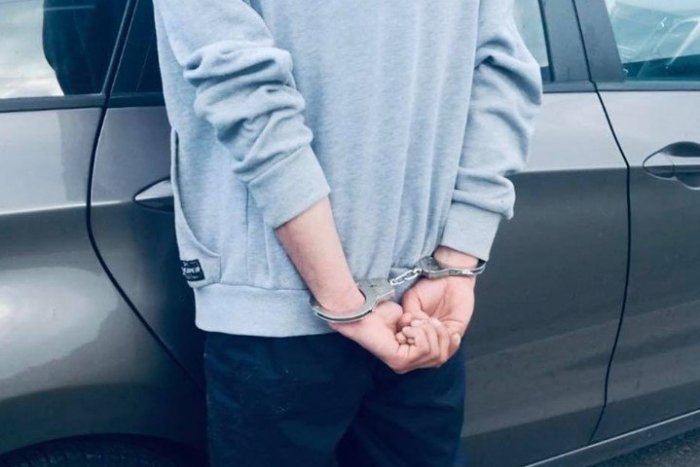 Ilustračný obrázok k článku Polícia obvinila päticu mladíkov v Lučenci z lúpeže a výtržností