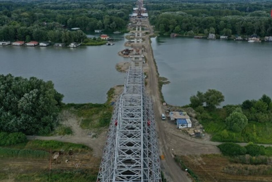 Ilustračný obrázok k článku Snímky z vtáčej perspektívy: Pozrite sa, ako napredujú práce na výstavbe D4 a R7