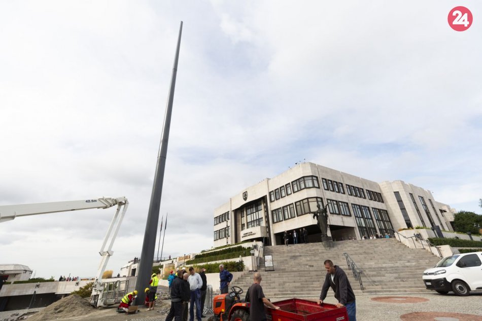 Ilustračný obrázok k článku Pred budovou parlamentu vztýčili sporný stožiar, FOTO