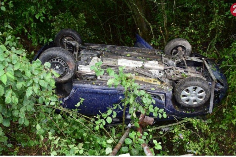 Ilustračný obrázok k článku Len o vlások unikli smrti: Auto v okrese Trenčín sa prevrátilo do potoka a… FOTO
