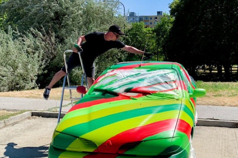 Ilustračný obrázok k článku Jedinečné kino v Bratislave: Filmy môžete sledovať pod holým nebom z kapoty vrakov