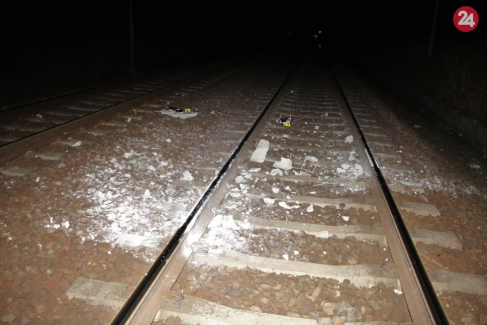 Ilustračný obrázok k článku Mladík položil na koľaje betónový blok: Narazil doň rýchlik z Viedne