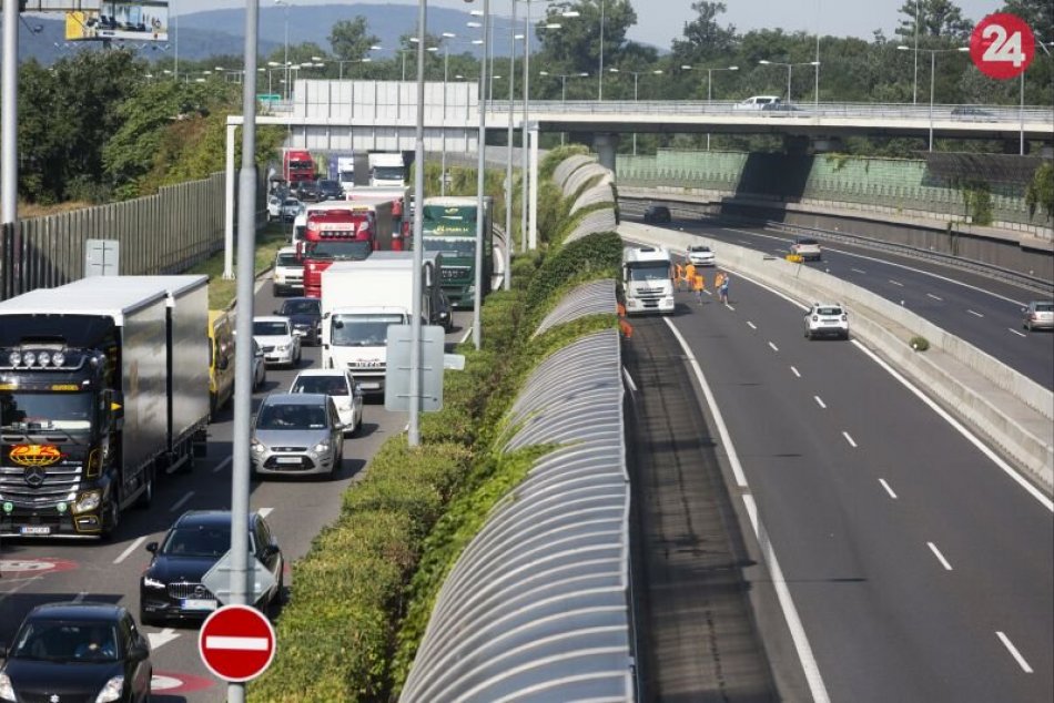 Ilustračný obrázok k článku Nehoda v Bratislave: Pri Einsteinovej ulici sa zrazilo viacero áut