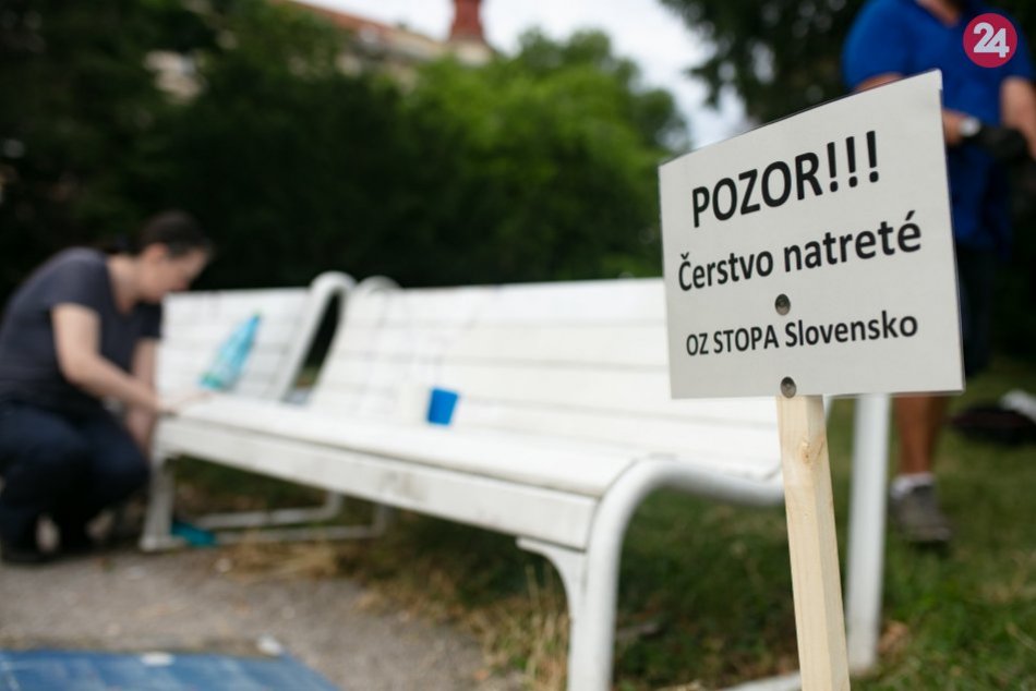 Ilustračný obrázok k článku Ľudia bez domova si vyhrnuli rukávy a vynovili lavičky v Medickej záhrade, FOTO