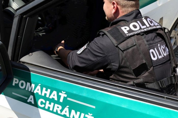 Ilustračný obrázok k článku Akčná policajná naháňačka: Muž skončil s autom v poli, v úteku pokračoval po svojich