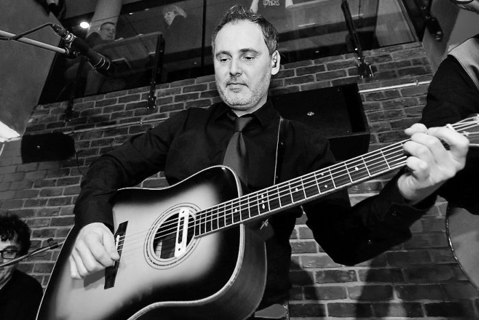 Ilustračný obrázok k článku Symbolická posledná rozlúčka so zosnulým spevákom skupiny Hex Petrom "Ďuďom" Dudákom bude v Starej tržnici