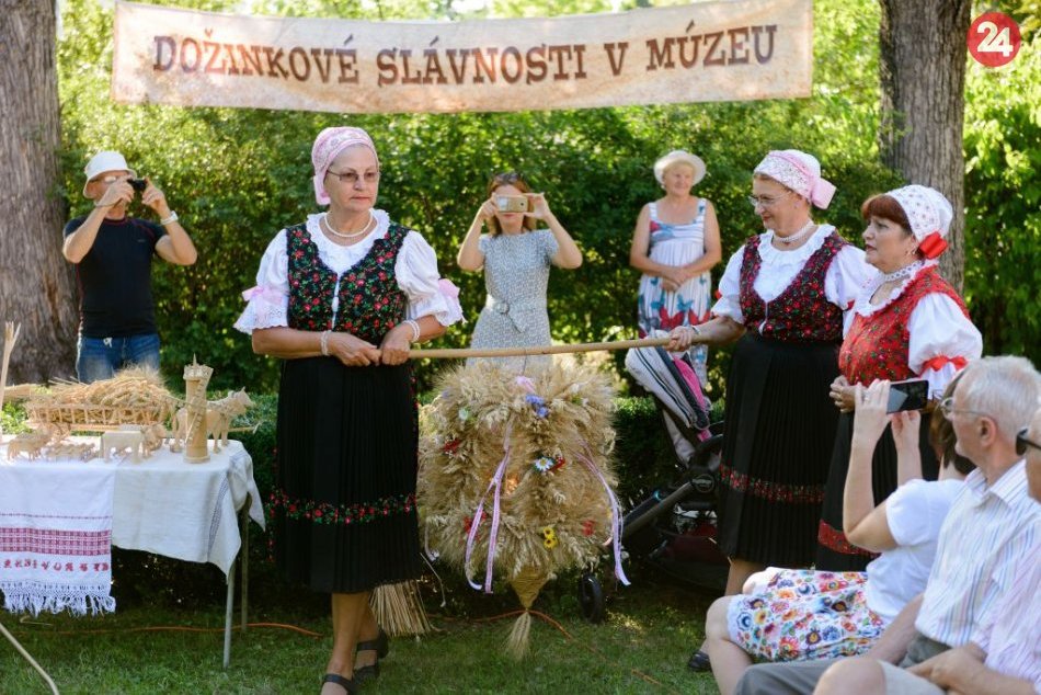 Ilustračný obrázok k článku Dožinkový veniec bol odovzdaný gazdovi: V múzeu sa konala tradičná slávnosť, FOTO
