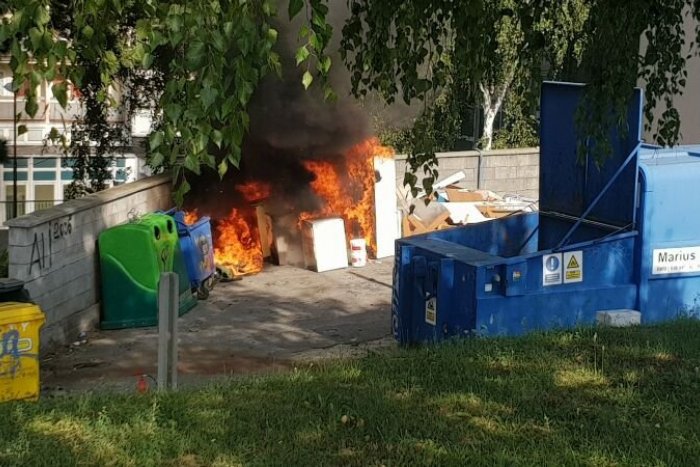 Ilustračný obrázok k článku V Mlynskej doline horí: Hasiči bojujú s požiarom kontajnerov