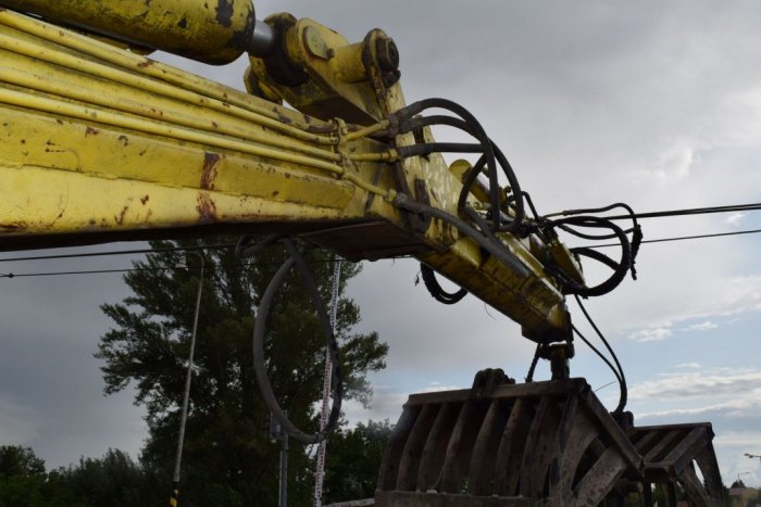 Ilustračný obrázok k článku Nehoda na šalianskom priecestí: Vodič Tatry zabudol sklopiť hydraulickú ruku... FOTO
