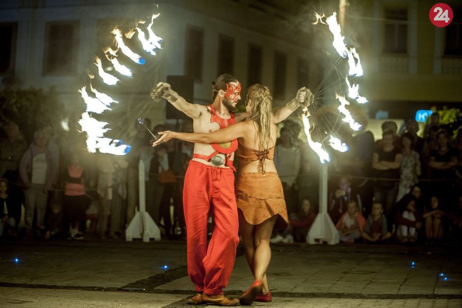 Ilustračný obrázok k článku Úchvatné divadlo na bystrickom námestí. Dračia ohňová šou zachytená na FOTKÁCH