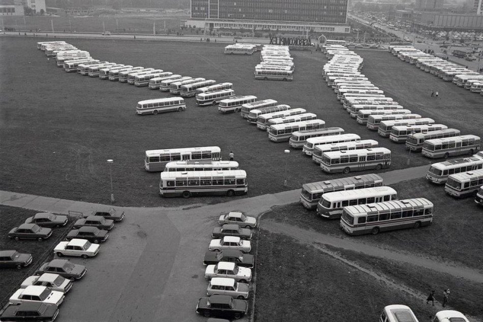 Ilustračný obrázok k článku Ikonický nápis Agrokomplex musia odstrániť: Na svojom mieste stál 40 rokov