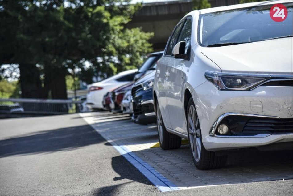 Ilustračný obrázok k článku Petržalka vyzvala vodičov SPOLUPRACOVAŤ: Ide čistiť parkoviská, kedy a kde NEPARKUJTE?