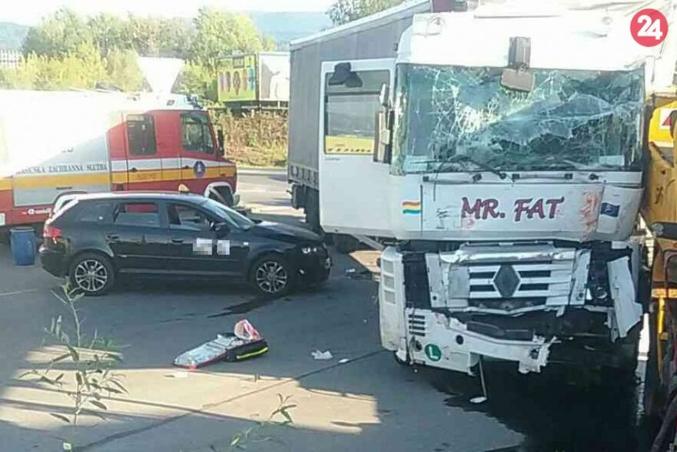 Ilustračný obrázok k článku V Prievidzi sa zrazili dva nákladiaky s autom: Hlásia troch zranených, FOTO