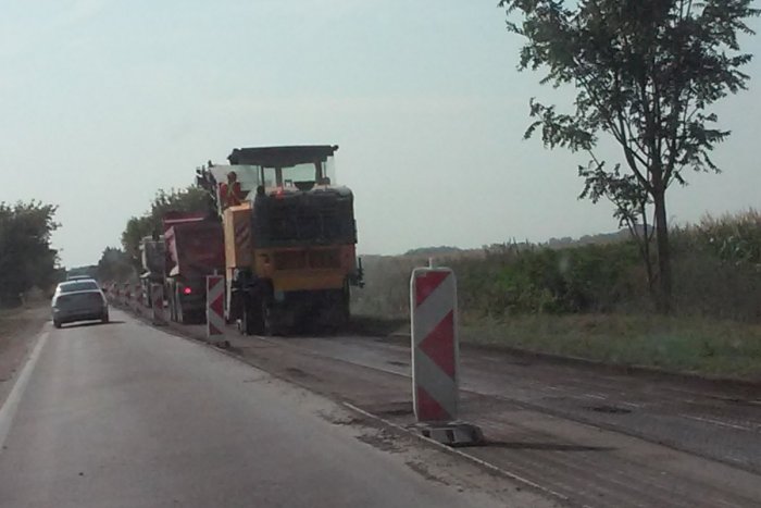 Ilustračný obrázok k článku AKTUÁLNE: Rekonštruujú cestu Šoporňa-Dlhá nad Váhom, počítajte so zdržaním, FOTO