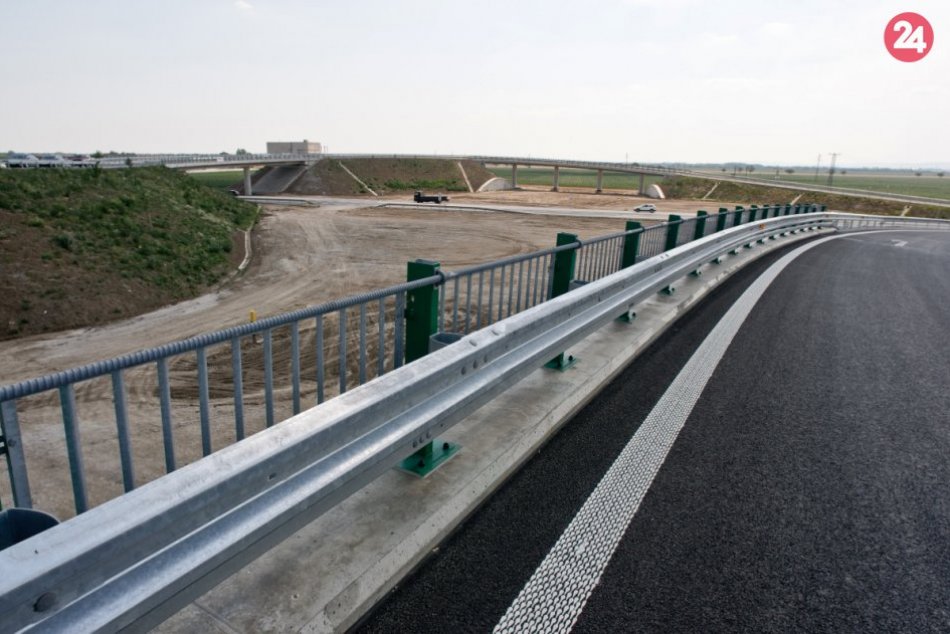 Ilustračný obrázok k článku Protest obyvateľov Zvolena a Dobrej Nivy pred NRSR. Chcú sa verejne domáhať obchvatov aj R3